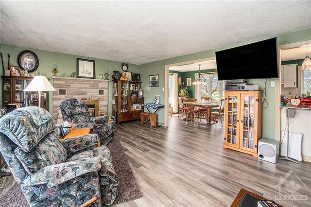 5865 Marine Station Road, House detached with 3 bedrooms, 2 bathrooms and 6 parking in South Dundas ON | Image 7