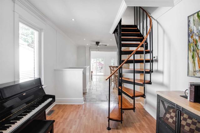 9 Thirty Ninth St, House detached with 2 bedrooms, 2 bathrooms and 3 parking in Toronto ON | Image 8