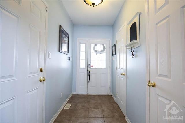 424 Evenwood Private, Townhouse with 3 bedrooms, 3 bathrooms and 2 parking in Ottawa ON | Image 2