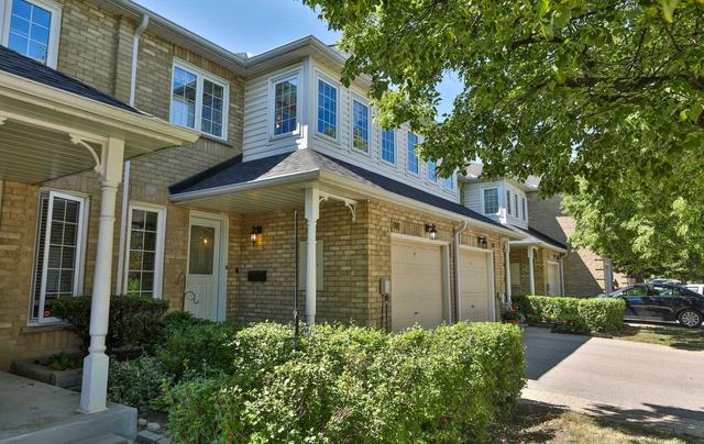 52 Heathcliffe Sq, Townhouse with 3 bedrooms, 3 bathrooms and 2 parking in Brampton ON | Image 1