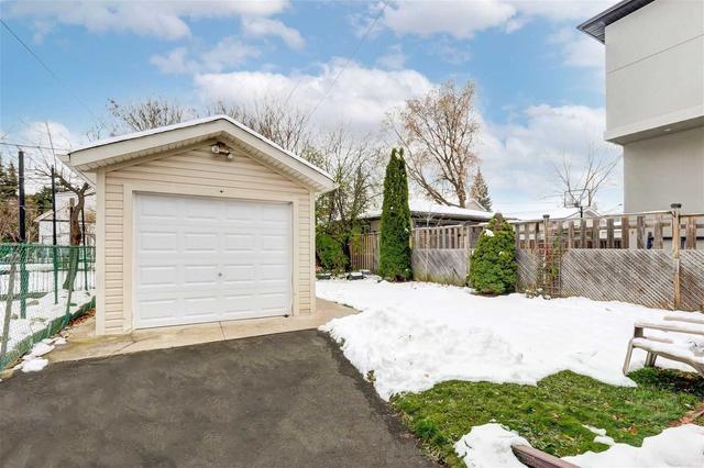 425 Ridelle Ave, House detached with 2 bedrooms, 2 bathrooms and 3 parking in Toronto ON | Image 7