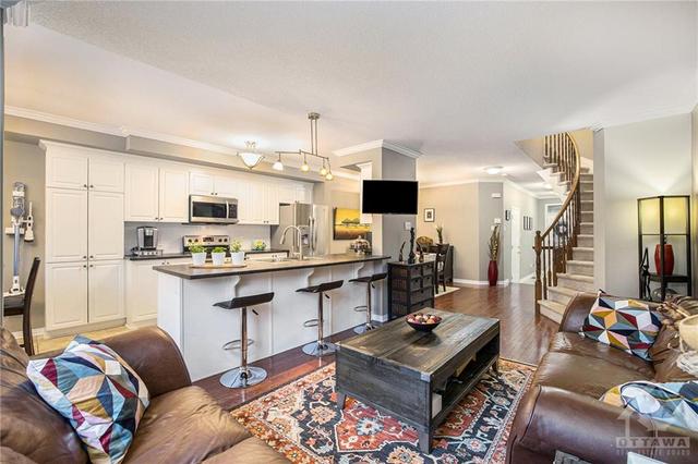714 Regiment Avenue, Townhouse with 3 bedrooms, 4 bathrooms and 3 parking in Ottawa ON | Image 4