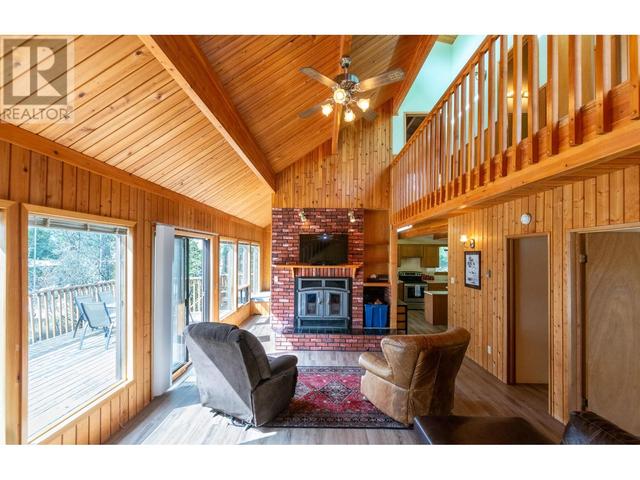 5271 Meadow Creek Crescent, House detached with 3 bedrooms, 2 bathrooms and 4 parking in Columbia Shuswap F BC | Image 6