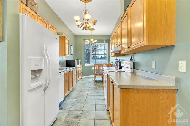 2070 Avenue P Avenue, Townhouse with 3 bedrooms, 2 bathrooms and 3 parking in Ottawa ON | Image 5