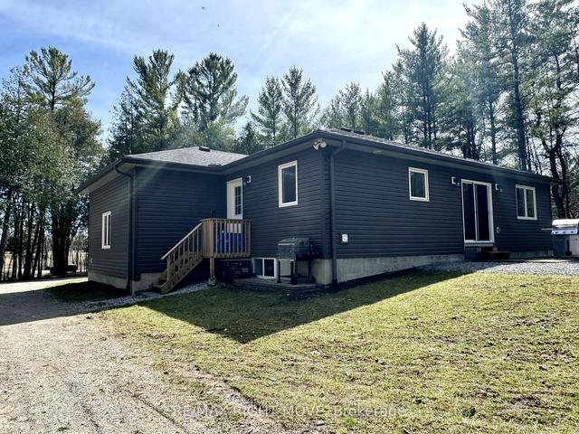 2381 Portage Rd, House detached with 2 bedrooms, 2 bathrooms and 8 parking in Kawartha Lakes ON | Image 23