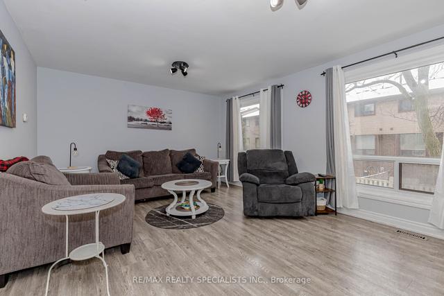 36 Carleton Pl, Townhouse with 3 bedrooms, 2 bathrooms and 2 parking in Brampton ON | Image 7