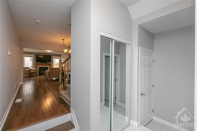206 Aquilo Crescent, Townhouse with 3 bedrooms, 3 bathrooms and 2 parking in Ottawa ON | Image 5