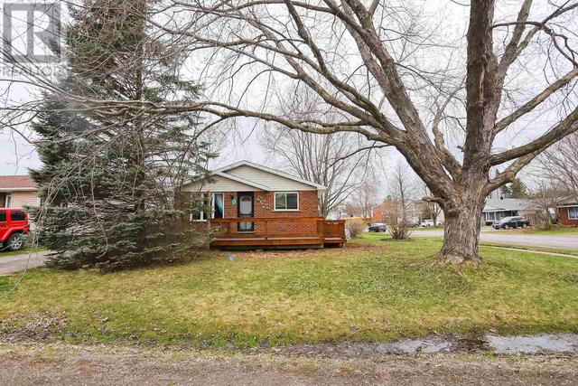 6 Chicora Cres, House detached with 2 bedrooms, 1 bathrooms and null parking in Sault Ste. Marie ON | Image 2