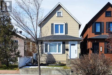 223 9 Street Ne, House detached with 3 bedrooms, 2 bathrooms and 1 parking in Calgary AB | Card Image