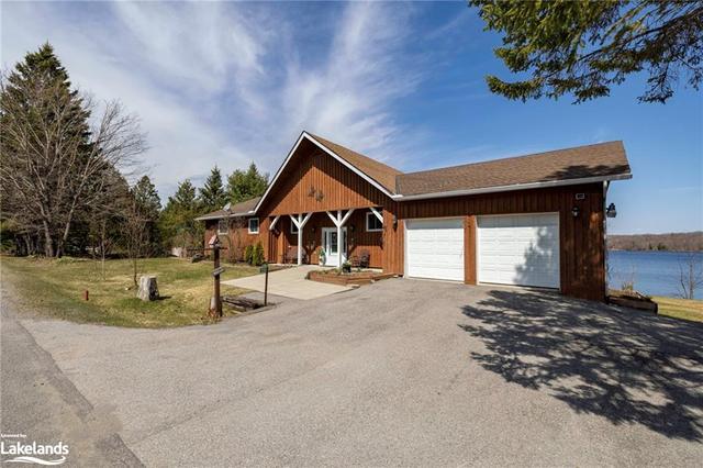 A SPACIOUS, meticulously maintained WATERFRONT RESIDENCE on the highly sought-after Lake Manitouwabing. | Image 2