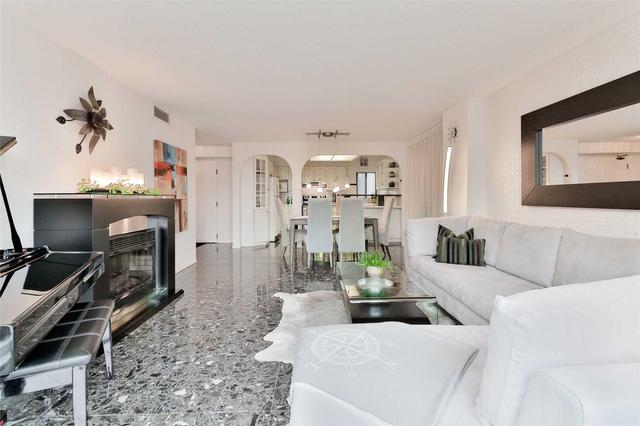 603 - 188 Spadina Ave, Condo with 3 bedrooms, 2 bathrooms and 1 parking in Toronto ON | Image 3