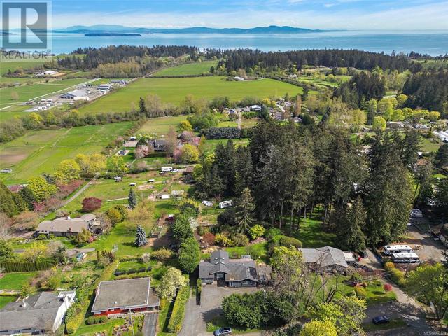 5675 Wellsview Rd, House detached with 5 bedrooms, 4 bathrooms and 10 parking in Saanich BC | Image 2