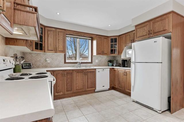 3 Morningstar Crt, House detached with 3 bedrooms, 3 bathrooms and 6 parking in Hamilton ON | Image 3