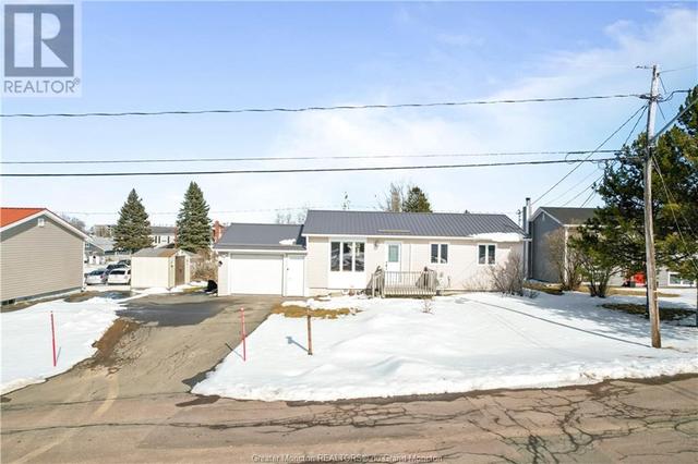 98 Winter St, House detached with 2 bedrooms, 1 bathrooms and null parking in Shediac NB | Image 1