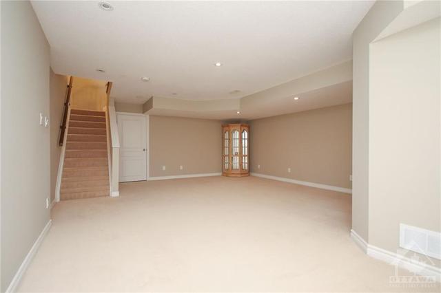 213 Butterfly Walk, Townhouse with 3 bedrooms, 2 bathrooms and 3 parking in Ottawa ON | Image 25