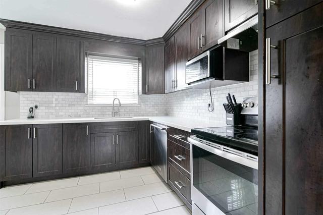 5 Guildford Cres, Townhouse with 3 bedrooms, 2 bathrooms and 1 parking in Brampton ON | Image 2