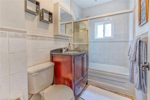 96 Henry St, House detached with 3 bedrooms, 1 bathrooms and 3 parking in St. Catharines ON | Image 2