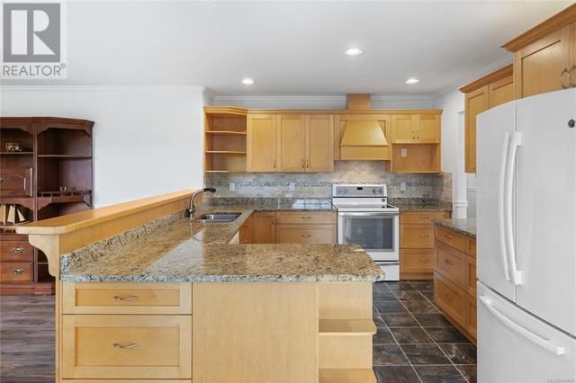 822 Redonda Pl, House detached with 3 bedrooms, 2 bathrooms and 2 parking in Qualicum Beach BC | Image 2