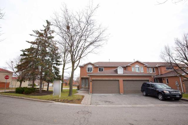 40 Farnham Dr, Townhouse with 3 bedrooms, 4 bathrooms and 2 parking in Brampton ON | Image 3