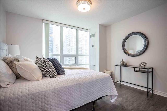 2010 - 19 Grand Trunk Cres, Condo with 2 bedrooms, 2 bathrooms and 1 parking in Toronto ON | Image 15