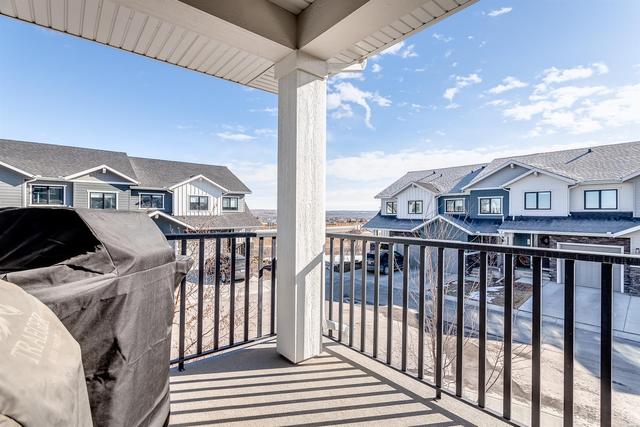 137 Crestridge Common Sw, Home with 3 bedrooms, 2 bathrooms and 4 parking in Calgary AB | Image 3