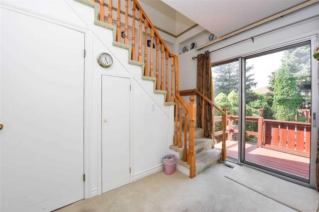 21 Mitre Pl, House detached with 3 bedrooms, 3 bathrooms and 4 parking in Toronto ON | Image 2