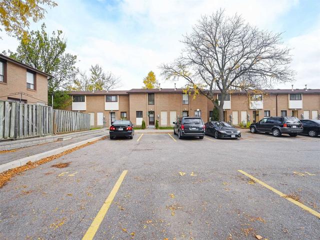 67 Fleetwood Cres, Townhouse with 3 bedrooms, 2 bathrooms and 1 parking in Brampton ON | Image 30