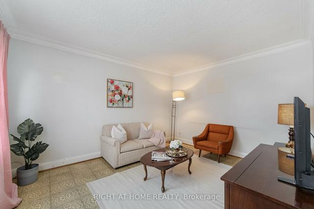 19 Hillary Ave, House detached with 2 bedrooms, 2 bathrooms and 2 parking in Toronto ON | Image 31