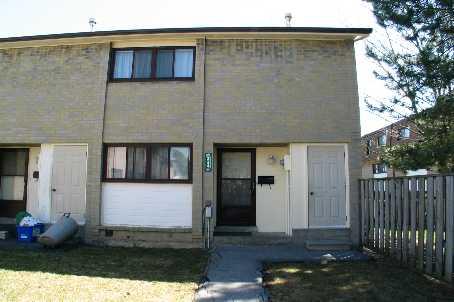 334 Fleetwood Cres, Townhouse with 3 bedrooms, 2 bathrooms and 1 parking in Brampton ON | Image 1