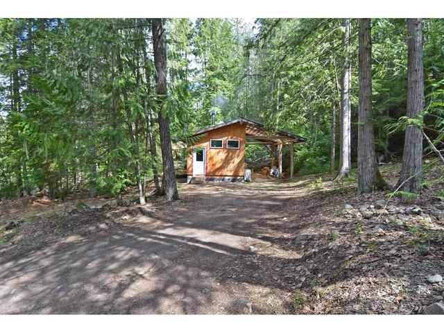 8907 Martens Road, House detached with 3 bedrooms, 2 bathrooms and null parking in Central Kootenay H BC | Image 4