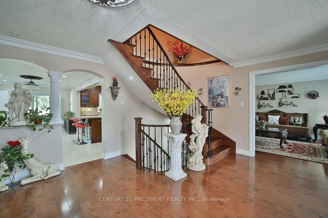 12 Lafleur Crt, House detached with 4 bedrooms, 5 bathrooms and 6 parking in Brampton ON | Image 2