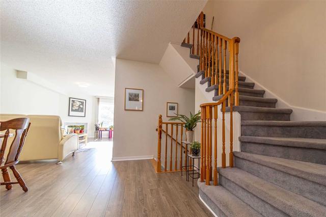 5866 Chalfont Cres, House attached with 3 bedrooms, 3 bathrooms and 3 parking in Mississauga ON | Image 6