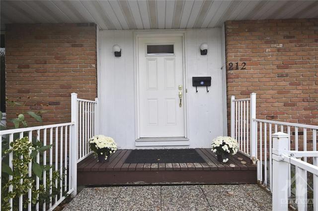 212 Amberly Court, House detached with 4 bedrooms, 3 bathrooms and 6 parking in Ottawa ON | Image 5