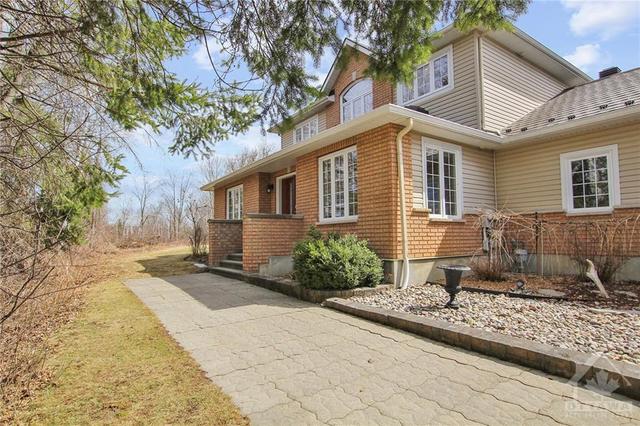 164 Wilbert Cox Drive, House detached with 4 bedrooms, 3 bathrooms and 10 parking in Ottawa ON | Image 2