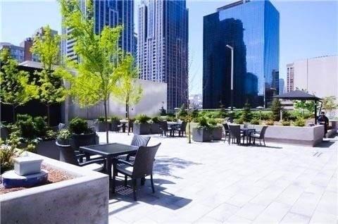 2308 - 386 Yonge St, Condo with 2 bedrooms, 2 bathrooms and 1 parking in Toronto ON | Image 4