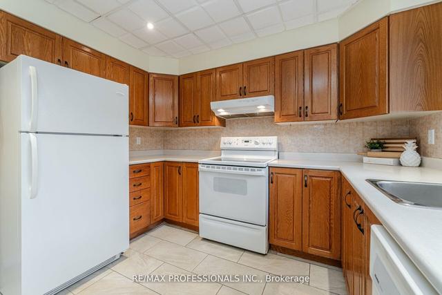 27 Honbury Rd, House detached with 3 bedrooms, 3 bathrooms and 3 parking in Toronto ON | Image 2