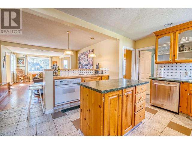 1967 Abbott Street, House detached with 2 bedrooms, 1 bathrooms and 1 parking in Kelowna BC | Image 6