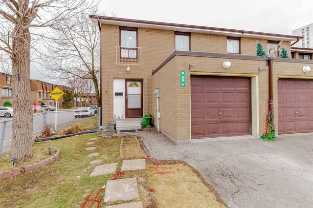 98 Fleetwood Cres, Townhouse with 4 bedrooms, 3 bathrooms and 2 parking in Brampton ON | Image 1