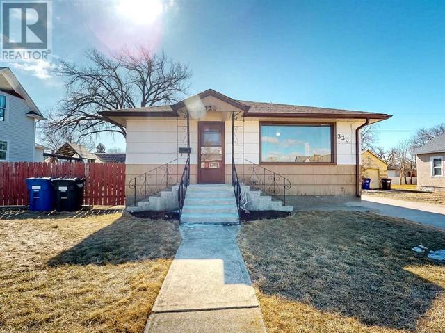 330 19th Street, House detached with 4 bedrooms, 2 bathrooms and 4 parking in Fort Macleod AB | Image 4