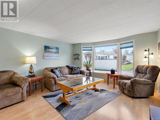 9399 Brookwood Dr, House other with 2 bedrooms, 1 bathrooms and 2 parking in Sidney BC | Image 2