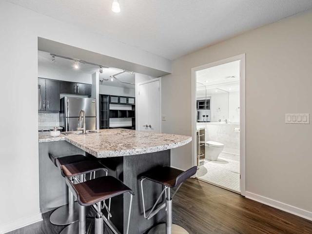 802 - 76 Shuter St, Condo with 1 bedrooms, 1 bathrooms and 1 parking in Toronto ON | Image 2
