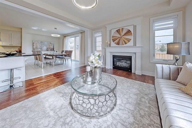 235 Magnolia Cres, House detached with 4 bedrooms, 4 bathrooms and 4 parking in Oakville ON | Image 2