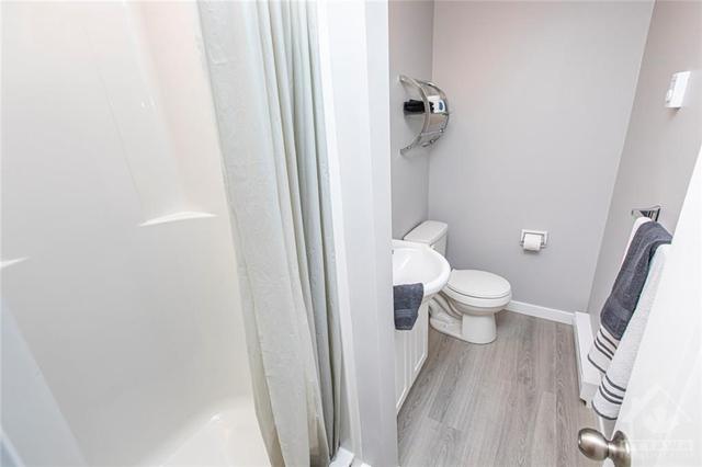 14 Woodvale Green, Townhouse with 3 bedrooms, 2 bathrooms and 1 parking in Ottawa ON | Image 28