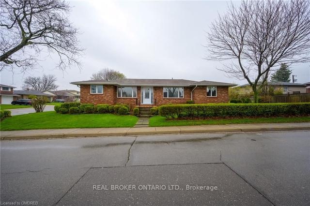 161 Guildwood Dr, House detached with 2 bedrooms, 3 bathrooms and 5 parking in Hamilton ON | Image 1