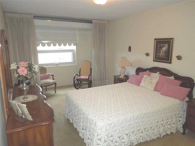 1704 - 625 The West Mall, Condo with 3 bedrooms, 2 bathrooms and 1 parking in Toronto ON | Image 9