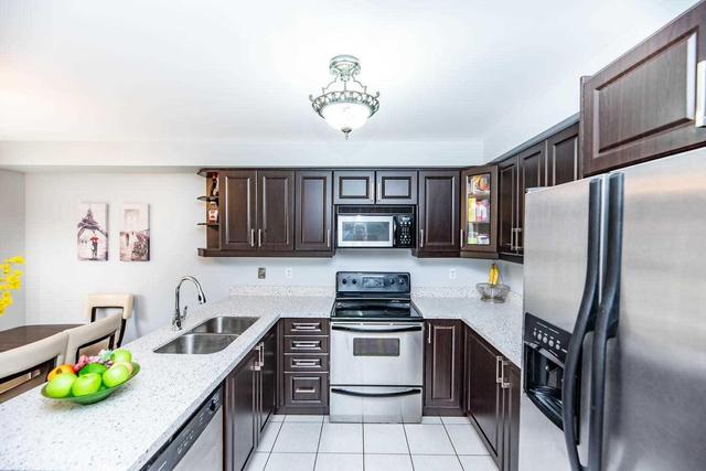 8 Tufton Cres, House detached with 3 bedrooms, 3 bathrooms and 3 parking in Brampton ON | Image 9