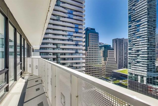 1810 - 100 Harbour St, Condo with 3 bedrooms, 2 bathrooms and 1 parking in Toronto ON | Image 20