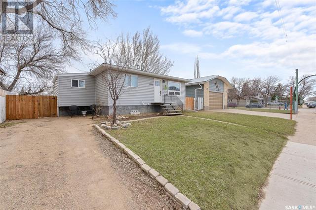 1053 Vaughan Street Sw, House detached with 3 bedrooms, 2 bathrooms and null parking in Moose Jaw SK | Image 4