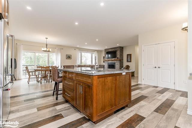 1561 Flos Eight Road W, House detached with 6 bedrooms, 3 bathrooms and 17 parking in Springwater ON | Image 6