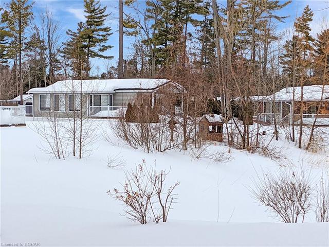 1 Kenora Trail, House detached with 2 bedrooms, 1 bathrooms and null parking in Wasaga Beach ON | Image 2